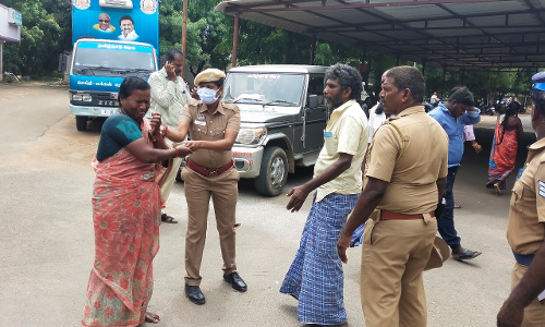 நிலத்தை மீட்டுத்தர கோரி பெண் தீக்குளிக்க முயற்சி