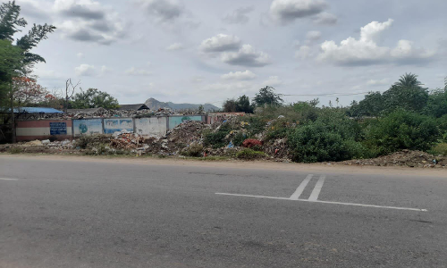 பூங்காவில் குவிந்துள்ள குப்பைகள்