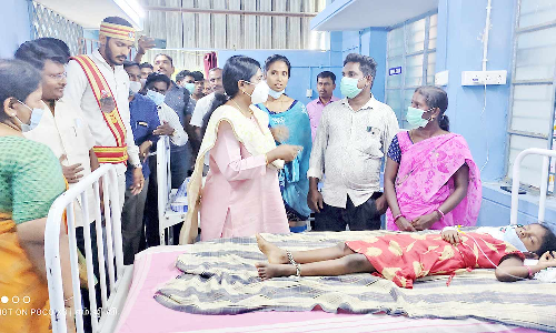 நகராட்சி பள்ளி தலைமை ஆசிரியை- 7 மாணவர்களுக்கு வாந்தி, பேதி