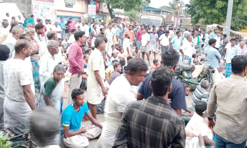 பருத்தி விவசாயிகள் சாலை மறியல்