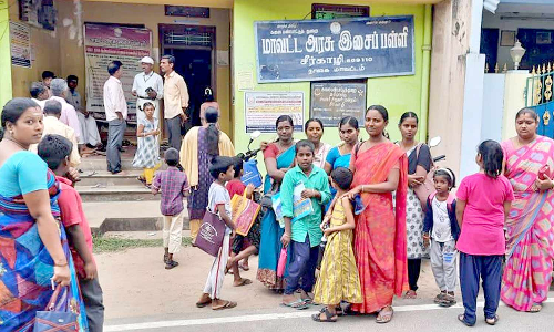 அரசு இசை பள்ளியை பெற்றோர்கள் முற்றுகை