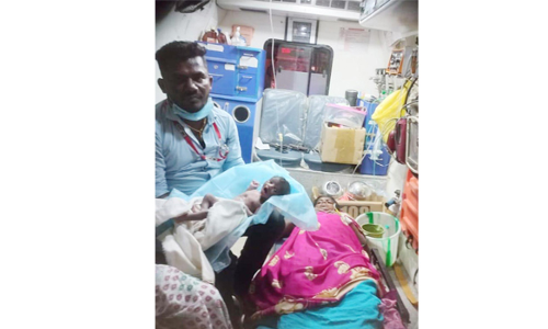 ஆம்புலன்சில் குழந்தை பெற்ற பெண்
