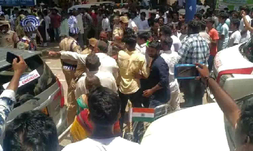 ஏனாமில் கவர்னர் தமிழிசை வரவேற்பில் மோதல்