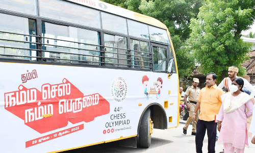 செஸ் ஒலிம்பியாட் போட்டி தொடர்பான இலச்சினை, சின்னத்தினை அச்சிட்ட வாகனங்கள் - கலெக்டர் தொடங்கி வைத்தார்