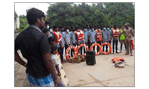 ராயக்கோட்டை அருகே  தீயணைப்பு துறை சார்பாக தற்காப்பு செயல்விளக்கம்