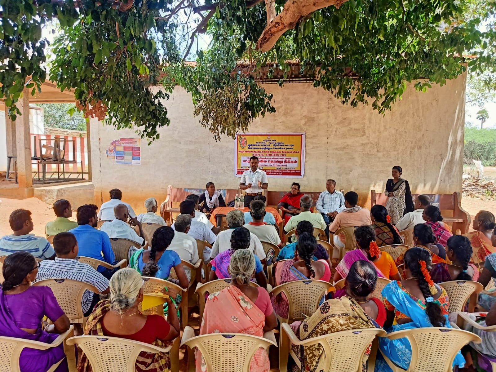 பட்டுப்புழு வளர்ப்பில் தொற்று நீக்கம் குறித்து விவசாயிகளுக்கு பயிற்சி பட்டுப்புழு வளர்ப்பில் தொற்று நீக்கம் குறித்து விவசாயிகளுக்கு பயிற்சி