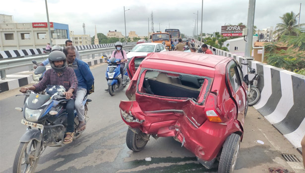 கோவை-திருச்சி சாலை மேம்பாலத்தில் கார்கள் மோதி விபத்து கோவை-திருச்சி சாலை மேம்பாலத்தில் கார்கள் மோதி விபத்து