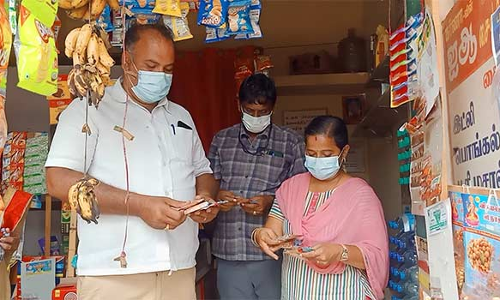 போடியில் உணவு பாதுகாப்புத்துறை அதிகாரிகள் அதிரடி சோதனை தரமற்ற உணவு, பிளாஸ்டிக் பறிமுதல்