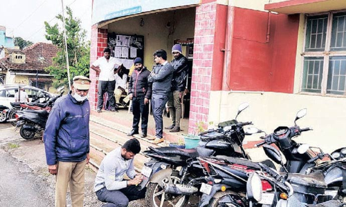 சொந்த வாகனங்களில் ஒட்டியிருந்த போலீஸ் ஸ்டிக்கர்கள் அகற்றம்-  நீலகிரியில் போலீசார் மும்முரம்