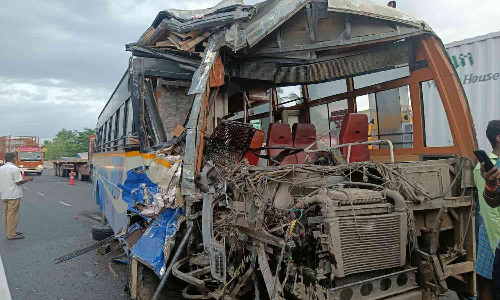 வேலூர் அருகே லாரி மீது அரசு பஸ் மோதி டிரைவர் பலி- 17 பேர் படுகாயம்