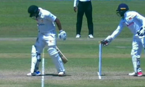 டோனி ஸ்டைலில் ஸ்டெம்பிங் செய்த இலங்கை வீரர் டிக்வெல்லா