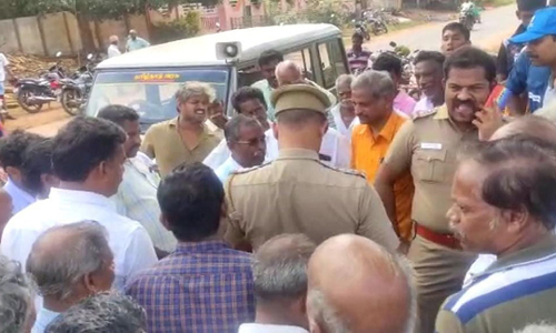 பண்ருட்டி அருகே  கிராமநிர்வாக அலுவலர் அலுவலகம் முன்பு பொது மக்கள்திரண்டதால் பரபரப்பு