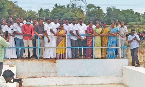 மேட்டூர் உபரிநீர் திட்டத்தில் திறக்கப்பட்ட தண்ணீர்