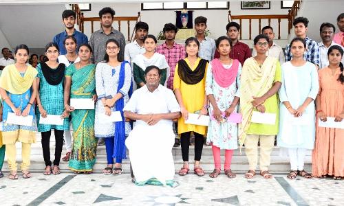 1928 மாணவர்களுக்கு ரூ.1.27 கோடி கல்வி உதவித்தொகை