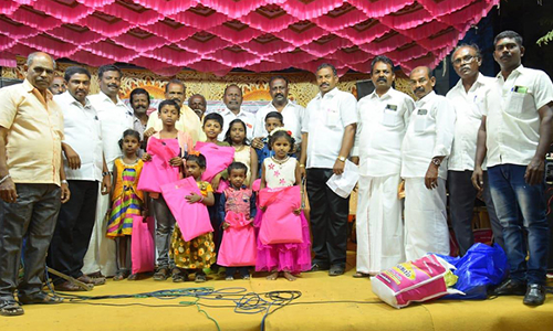 திசையன்விளையில்  120 மாணவர்களுக்கு சீருடை; 300 பேருக்கு வேட்டி சேலை