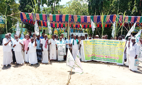 கூட்டுறவு சர்க்கரை ஆலை முன்பு விவசாயிகள் ஆர்ப்பாட்டம்