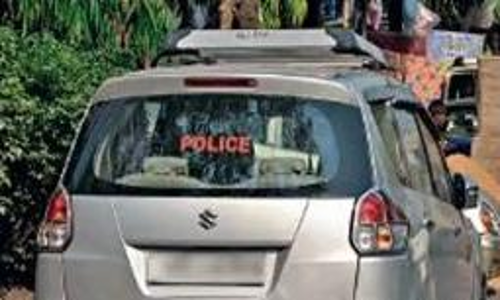 போலீசார் சொந்த வாகனங்களில் ஒட்டியுள்ள போலீஸ் ஸ்டிக்கரை அகற்ற வேண்டும்