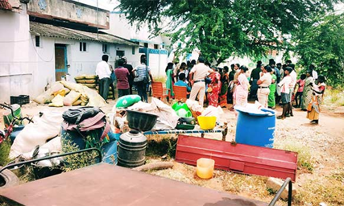 வீடு ஜப்தி நடவடிக்கையை கண்டித்து சாலை மறியலுக்கு முயன்றதால் பரபரப்பு
