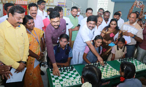 திருப்பூரில்  பள்ளி மானவர்களுகிடையே நடந்த செஸ் ஒலிம்பியாட் விழிப்புணர்வு சதுரங்கப் போட்டி- மேயர், கலெக்டர் தொடங்கி வைத்தனர்