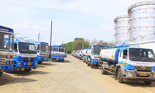 நெல்லையில் சாலைகளை சீரமைக்ககோரி டேங்கர் லாரி டிரைவர்கள் திடீர் போராட்டம்