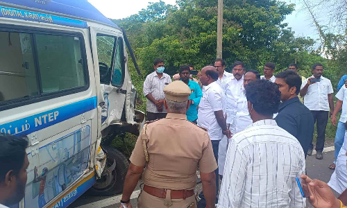 அரசு வாகனம்- சரக்கு வேன் மோதி 2 பேர் காயம்