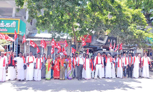 அடிப்படை வசதிகளை நிறைவேற்றக்கோரி ஆர்ப்பாட்டம்