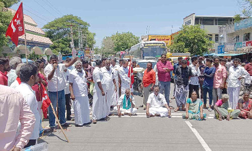 மணல் குவாரிகளை மூட வலியுறுத்தி விவசாய சங்கத்தினர் சாலை மறியல்