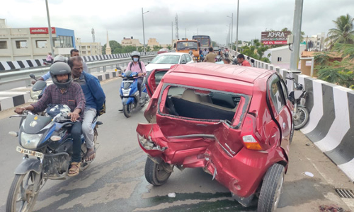 கோவை-திருச்சி சாலை  மேம்பாலத்தில் கார்கள் மோதி விபத்து