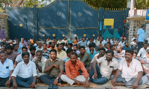 சேதராப்பட்டு கனரக தொழிற்சாலையை ஊழியர்கள் முற்றுகை