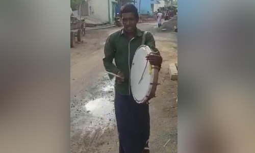 சின்னசேலம் பள்ளியில் இருந்து தூக்கி சென்ற பொருட்களை ஒப்படைக்க வேண்டும்- தண்டோரா மூலம் அறிவிப்பு