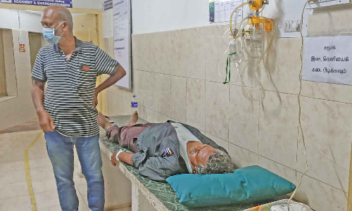 தாராபுரத்தில் பள்ளி மாணவன் தற்கொலை முயற்சி- கைதான ஆசிரியர் நெஞ்சுவலியால் ஆஸ்பத்திரியில் அனுமதி