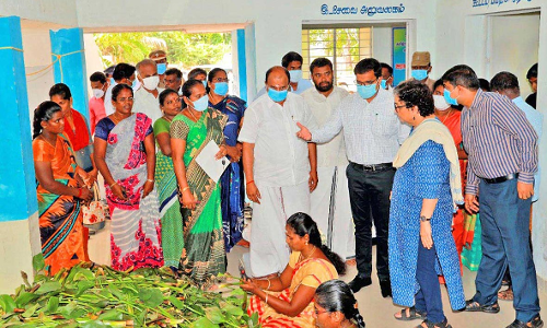 மேலாத்தூரில் சுயஉதவி குழுவினருக்கு கைவினைப் பொருட்கள் தயாரிக்கும் பயிற்சி-கலெக்டர் செந்தில்ராஜ் பார்வையிட்டார்