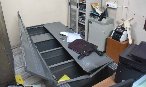 அ.தி.மு.க. அலுவலகம் அலங்கோலமாக காட்சி அளித்தது- முக்கிய ஆவணங்கள் மாயம்