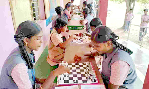 அரசு பள்ளி மாணவர்களுக்கு சதுரங்க போட்டி