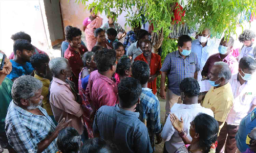 ஆக்கிரமிப்பு வீடுகளை அகற்றும்  விவகாரம் -   அதிகாரிகளுடன் சாயப்பட்டறை  வீதி  பொதுமக்கள் வாக்குவாதம்