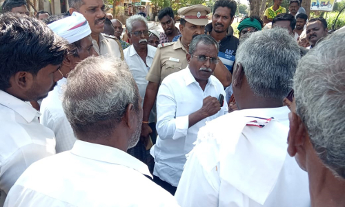 பண்ருட்டி அருகே கிராம நிர்வாக அலுவலகத்தை மாற்ற எதிர்ப்பு  தெரிவித்து கிராம மக்கள் மறியல்