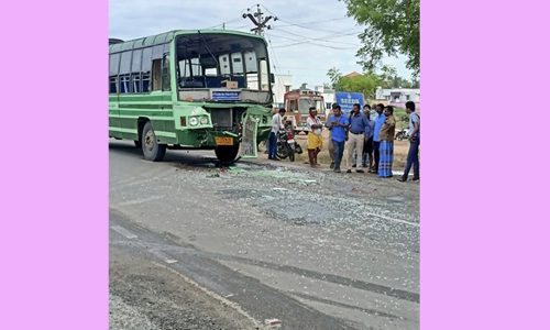 டேங்கர் லாரி மீது பஸ் மோதி விபத்து;10 பேர் காயம்