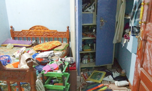 வீட்டின் கதவை உடைத்து நகை-பணம் கொள்ளை