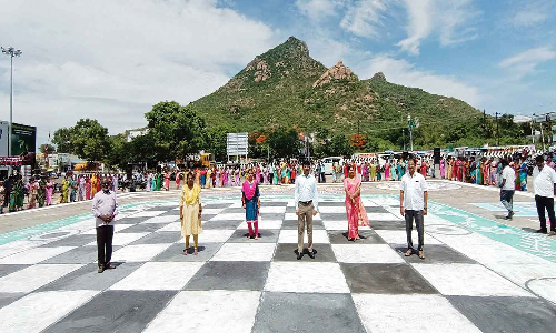 செஸ் போட்டி குறித்து பொது மக்களுக்கு விழிப்புணர்வு கோலம்