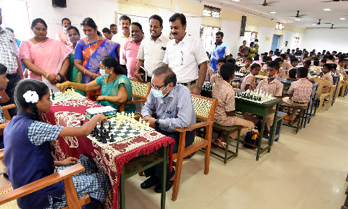 கிருஷ்ணகிரியில்   வட்டார அளவிலான பள்ளிகளுக்கு  இடையே நடந்த செஸ் போட்டி-  கலெக்டர் தொடங்கி வைத்தார்