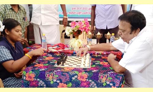 அரசு பெண்கள் மேல்நிலைப்பள்ளியில் செஸ் போட்டி