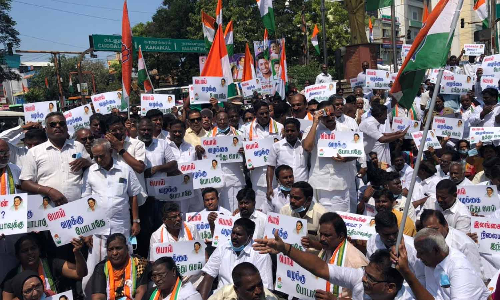 மத்திய அரசை கண்டித்து புதுவை காங்கிரசார் மறியல்: 100-க்கும் மேற்பட்டோர் கைது