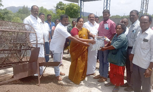 காவேரிப்பட்டணம் பேரூராட்சியில்  மக்கும் குப்பை, மக்காத குப்பையை உரமாக தயாரித்து விற்பனை