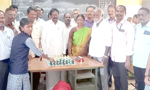 அரசு பள்ளியில் மாணவர்களுக்கு சதுரங்க போட்டி- எம்.எல்.ஏ. தொடங்கி வைத்தார்