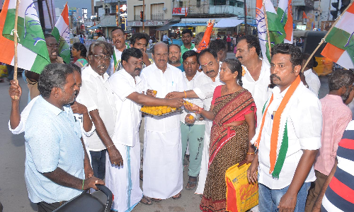 கிருஷ்ணகிரி வழியாக ஓசூருக்கு ரெயில் பாதை அமைக்க  திட்ட அறிக்கை தயாரிக்க   ரூ.2 கோடியே 45 லட்சம் நிதி ஒதுக்கீடு-   பட்டாசு வெடித்து இனிப்புகள் வழங்கிக் கொண்டாடினர்