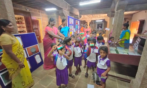 நெல்லை அரசு அருங்காட்சியகத்தில் தேசிய கொடி தயாரிப்பு குறித்து மாணவர்களுக்கு பயிற்சி