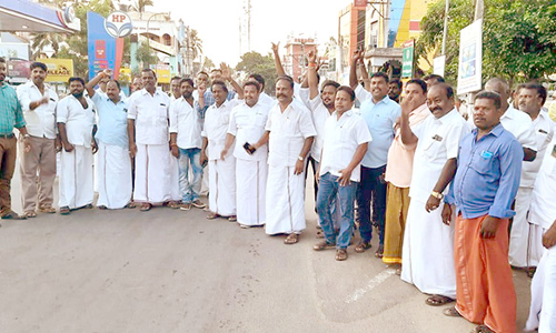 தலைமை அலுவலக சாவியை எடப்பாடியிடம் ஒப்படைக்க உத்தரவு- அ.தி.மு.க.வினர் கொண்டாட்டம்