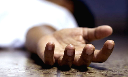 கரும்பு பாரம் ஏற்றிய டிராக்டர் காலிங்கராயன் வாய்க்காலில் கவிழ்ந்து டிரைவர் பலி