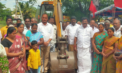 காட்டுப்புத்தூர் பேரூராட்சியில் ரூ.81 லட்சம் மதிப்பில் புதிய தார் சாலை அமைக்கும் பணி - எம்.எல்.ஏ. தொடங்கி வைத்தார்