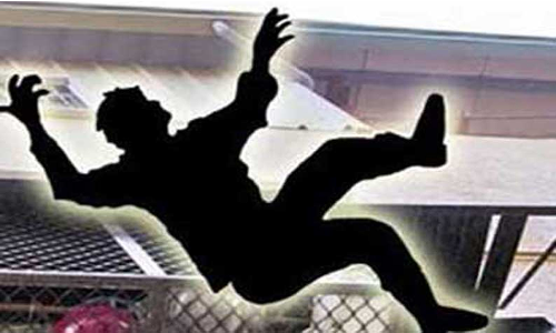 அரசு பள்ளி கட்டிடத்தில் ஏறி ரகளை செய்த மாணவர் கீழே விழுந்து படுகாயம்